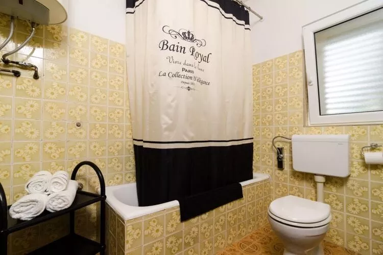 Apartments Villa Nikol - Two Bedroom Apartment with Sea View (APT 4)-Badezimmer