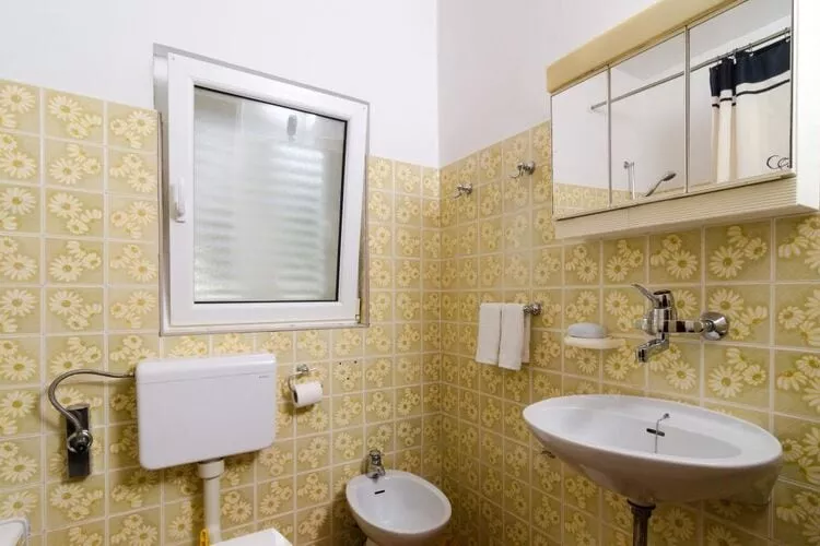 Apartments Villa Nikol - Two Bedroom Apartment with Sea View (APT 4)-Badezimmer
