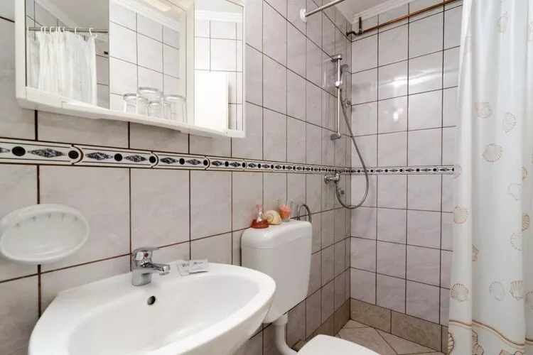 Apartments Villa Nikol - Two Bedroom Apartment with Balcony and Sea View (APT 7)-Badezimmer