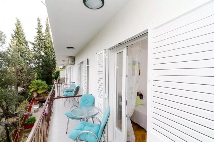 Apartments Villa Nikol - Two Bedroom Apartment with Balcony and Sea View (APT 7)-Terrassenbalkon