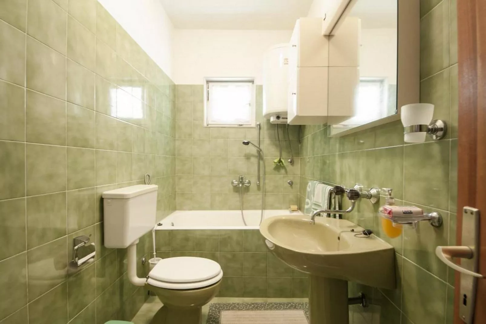 Apartments Fortuna - One Bedroom Apartment with Balcony (Green)-Salle de bain