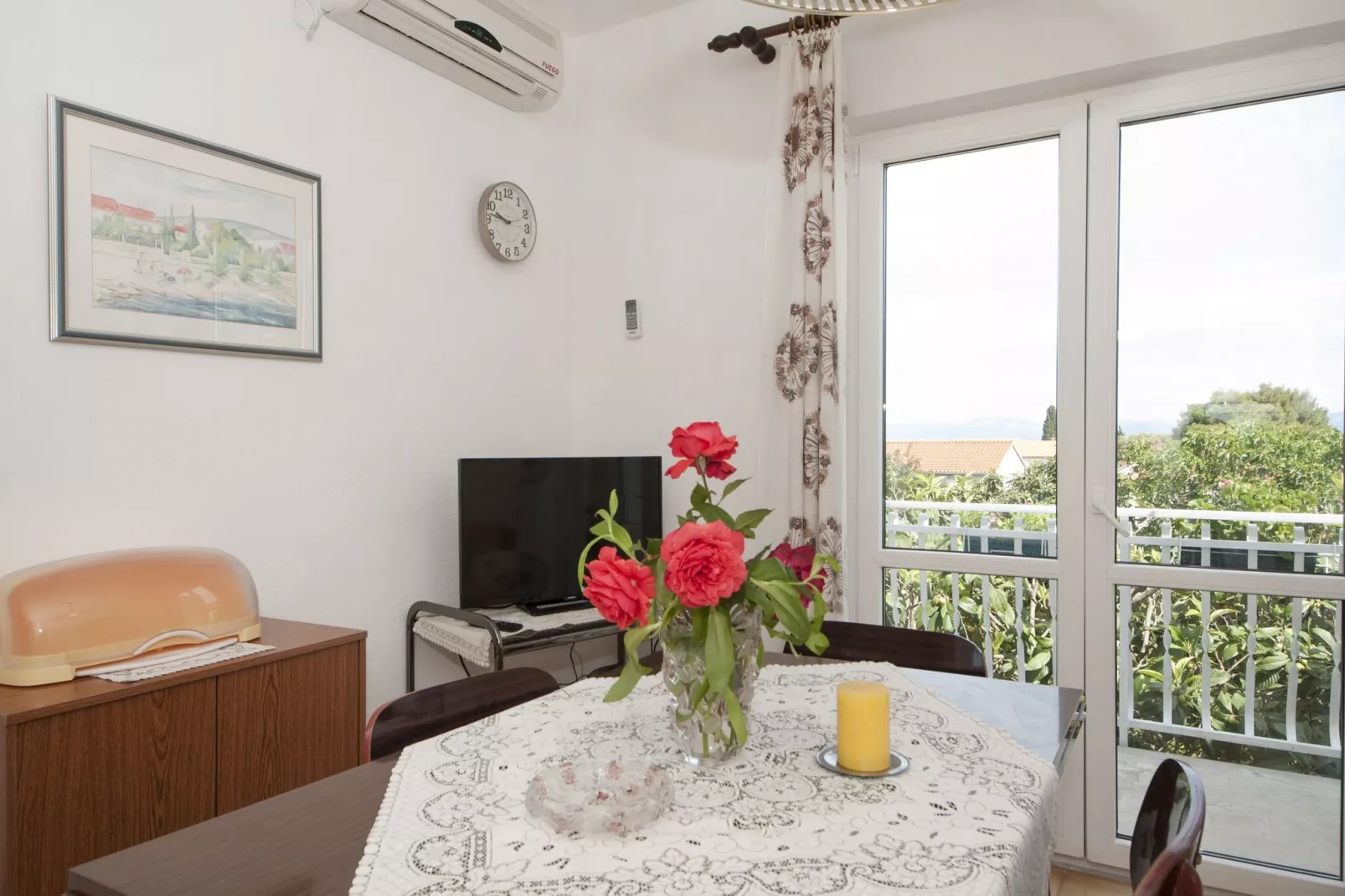 Apartments Fortuna - Comfort One Bedroom Apartment with Balcony (Yellow)-Salle à manger