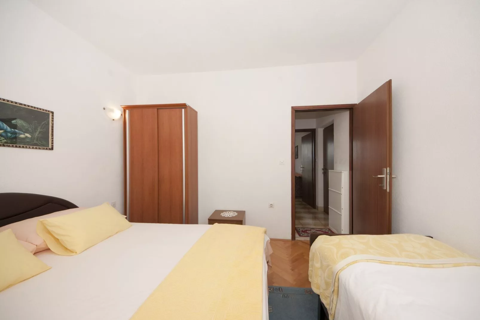 Apartments Fortuna - Comfort One Bedroom Apartment with Balcony (Yellow)-Chambre