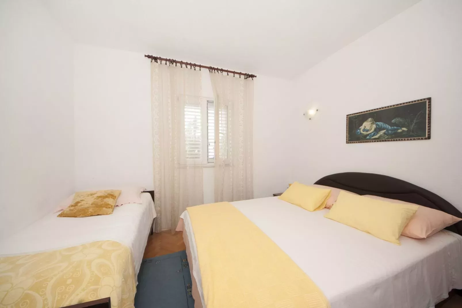 Apartments Fortuna - Comfort One Bedroom Apartment with Balcony (Yellow)-Chambre