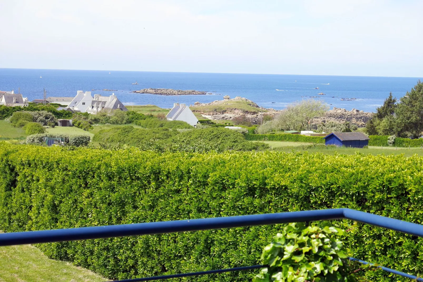 Ferienhaus mit 180° Panorama Meerblick Lampaul-Plouarzel-View summer