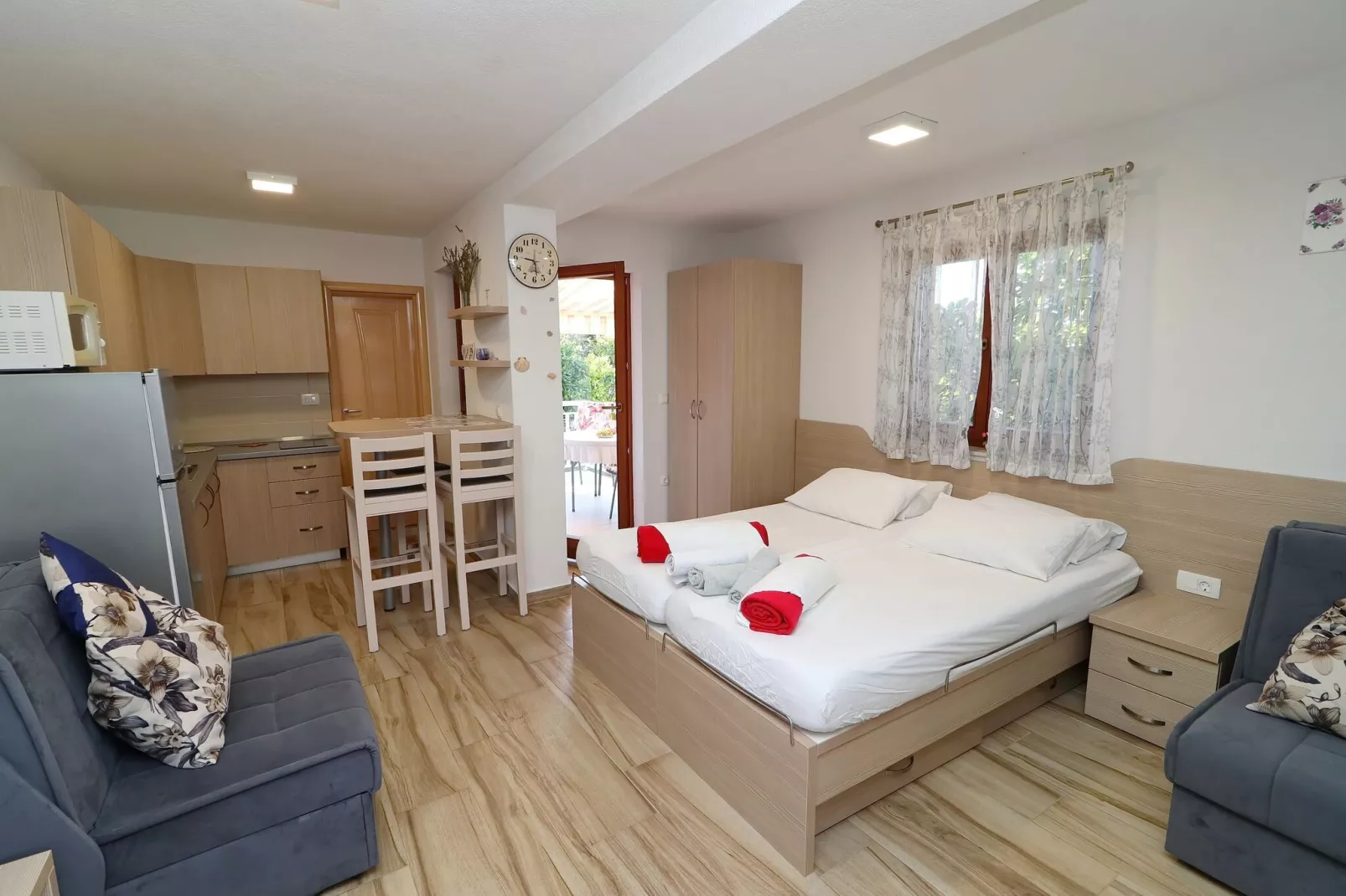 Seaside Apartments Hrkać - Studio Apartment with Terrace and Sea View 3-Bedroom