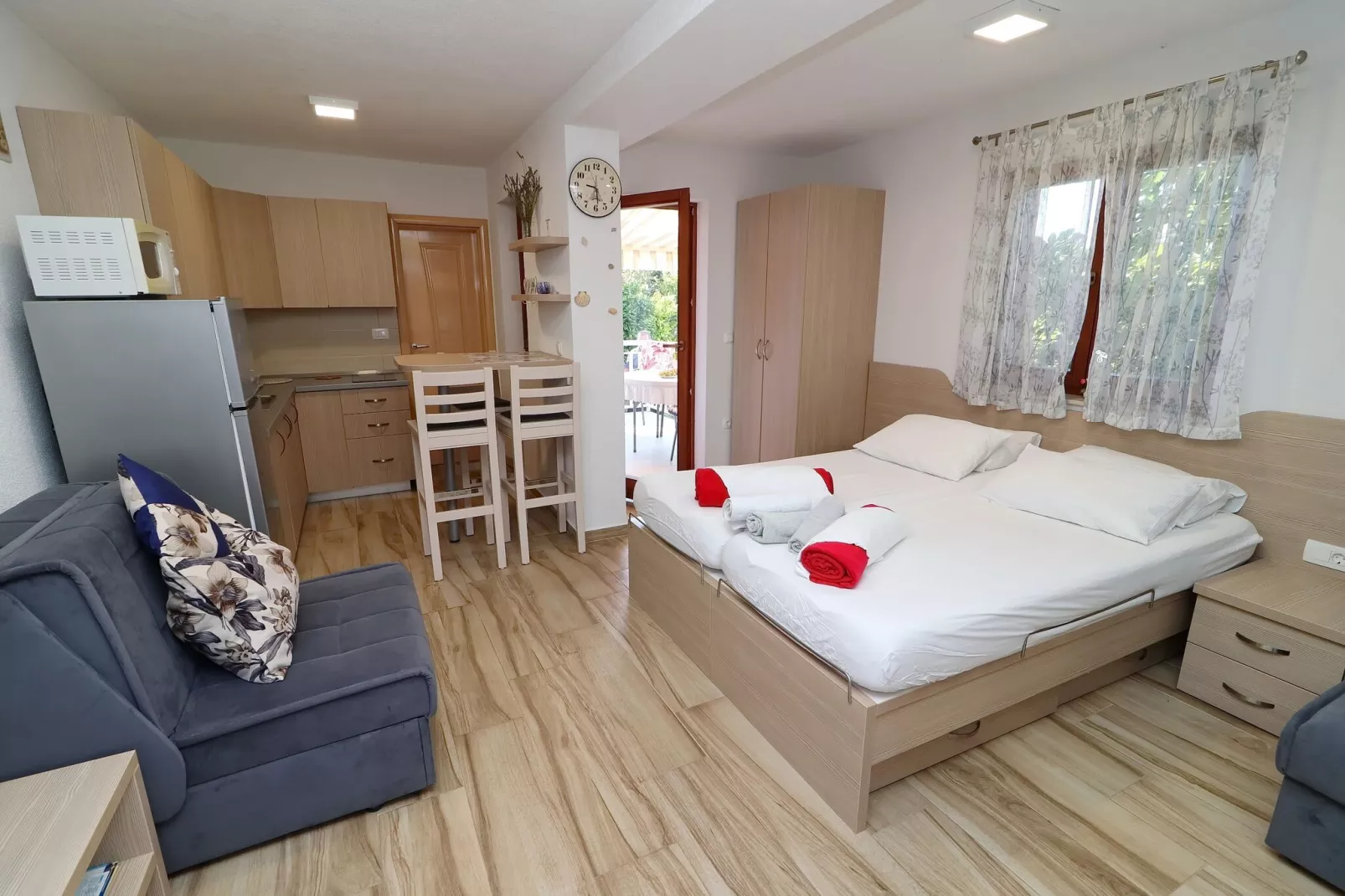 Seaside Apartments Hrkać - Studio Apartment with Terrace and Sea View 3-Bedroom