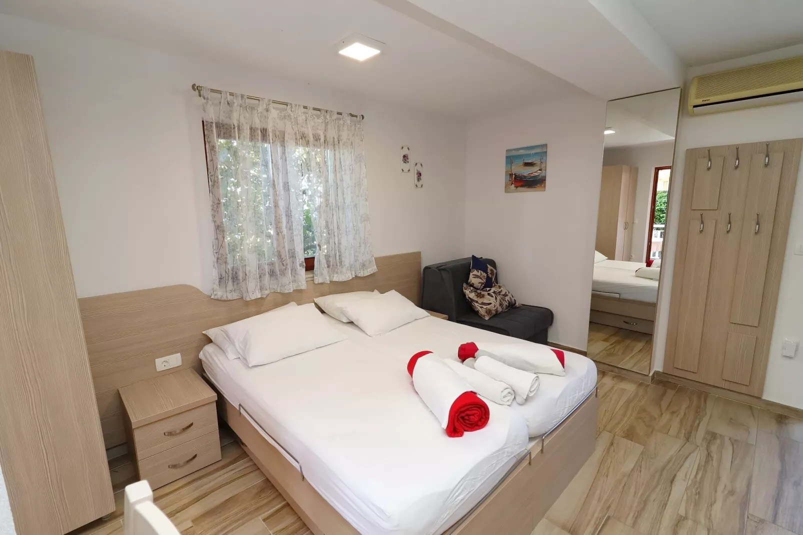 Seaside Apartments Hrkać - Studio Apartment with Terrace and Sea View 3-Bedroom