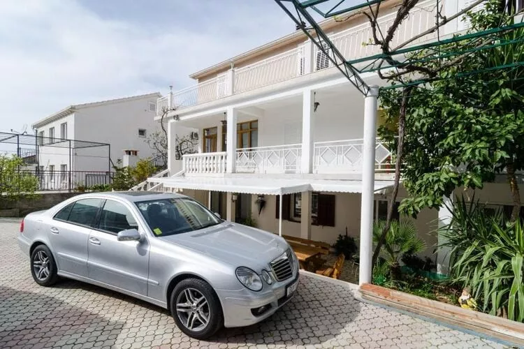 Apartments Villa Nikol - Standard Two Bedroom Apartment with Terrace (APT 5)-Parkplatz