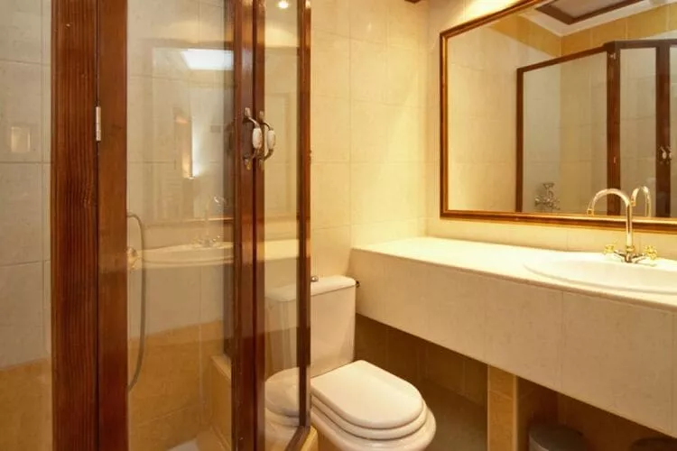 House Rilović - Two Bedroom House with Swimming Pool and Jacuzzi-Bathroom