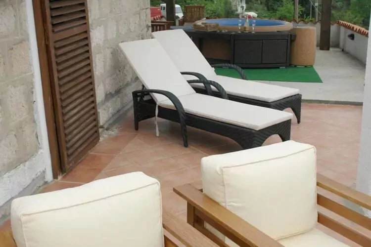 House Rilović - Two Bedroom House with Swimming Pool and Jacuzzi-Terrace