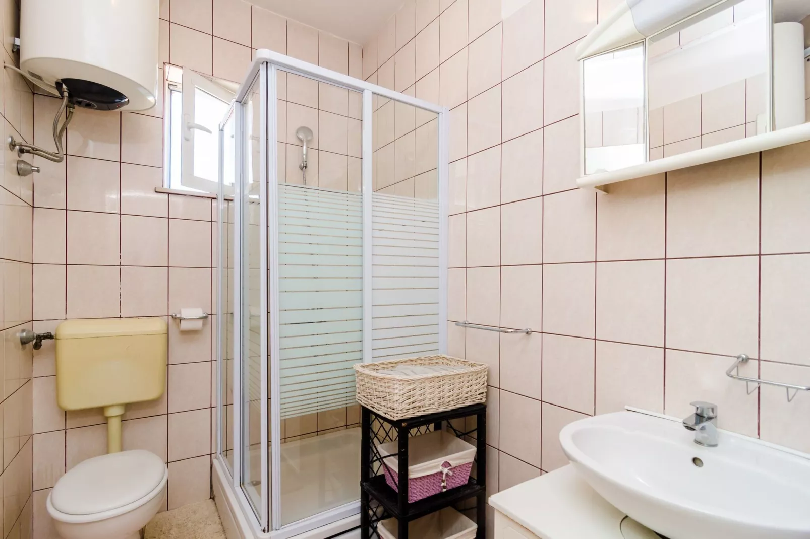 Apartment Tenega - Studio Apartment with City View-Bathroom