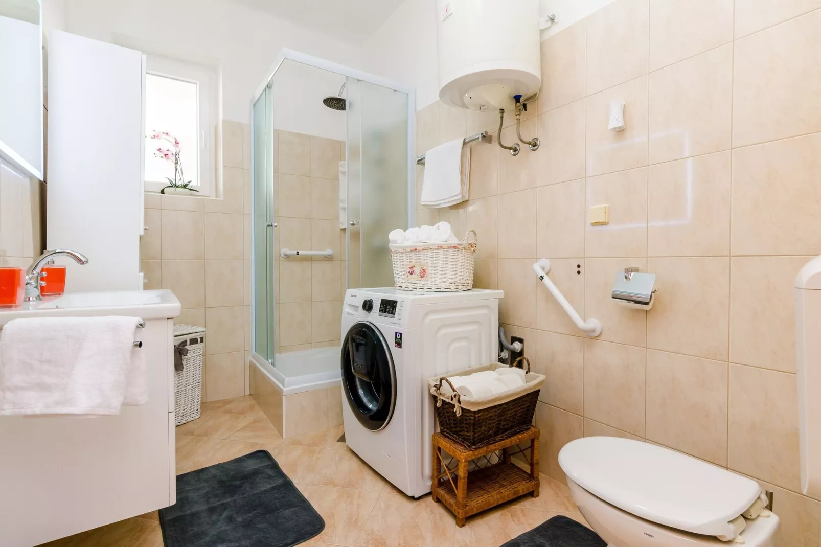 Holiday Home Lungo Mare - Three Bedroom Holiday Home with Terrace and Sea View-Bathroom