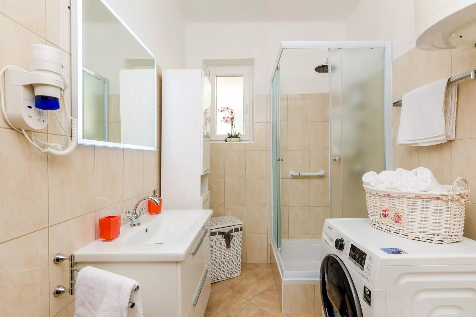 Holiday Home Lungo Mare - Three Bedroom Holiday Home with Terrace and Sea View-Bathroom