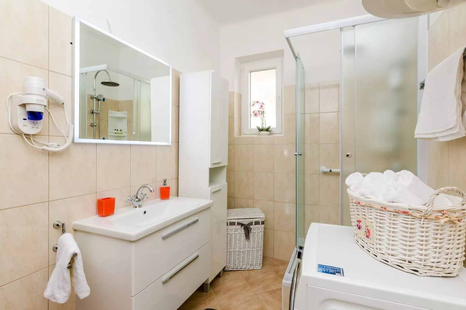 Holiday Home Lungo Mare - Three Bedroom Holiday Home with Terrace and Sea View-Bathroom