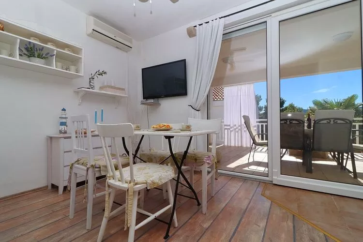 Apartments Mediterranean House - Two Bedroom Apartment with Terrace and Sea View-Salle à manger