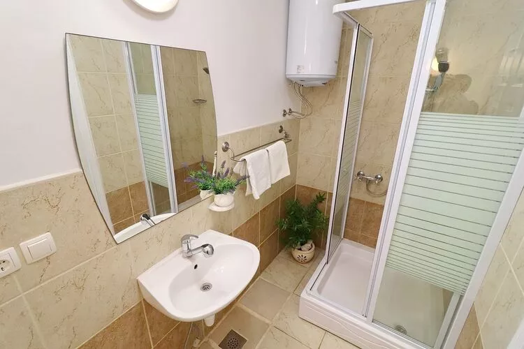 Apartments Mediterranean House - Two Bedroom Apartment with Terrace and Sea View-Salle de bain