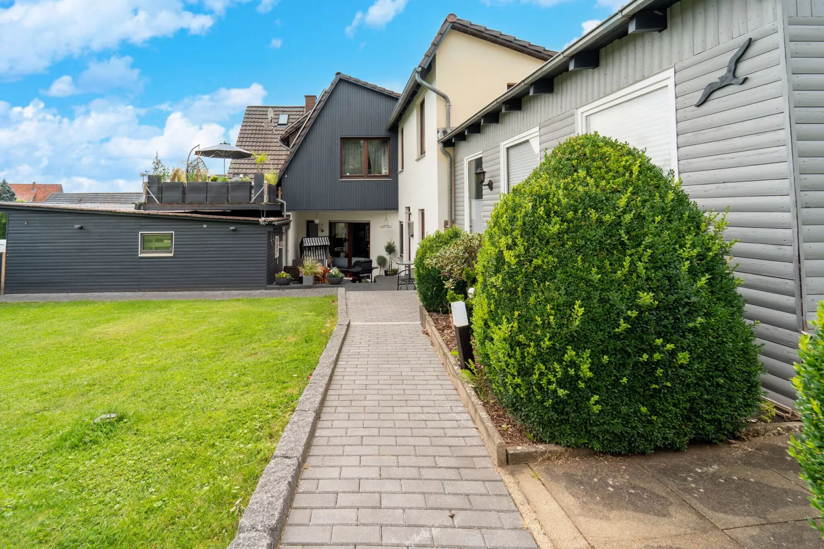 Modern holiday flat with pool in the Harz-Gardens summer