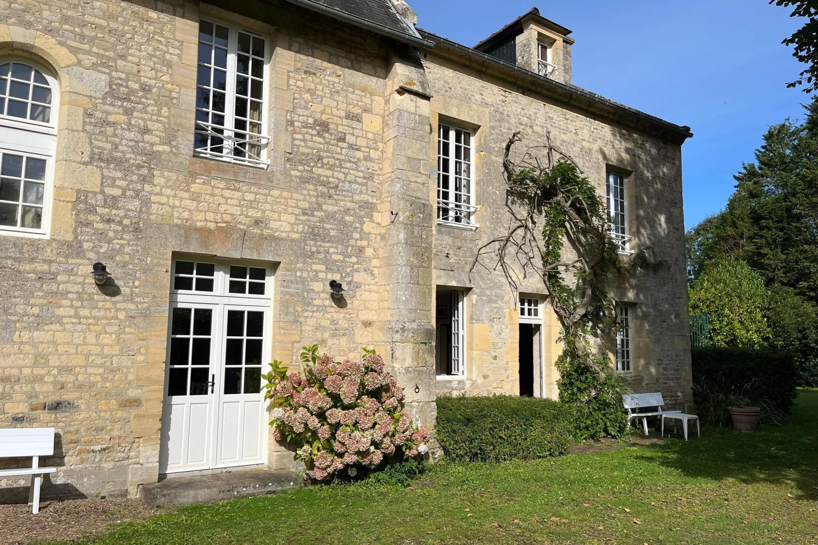 GITE DE LA MOTTE-Außenbereich Sommer