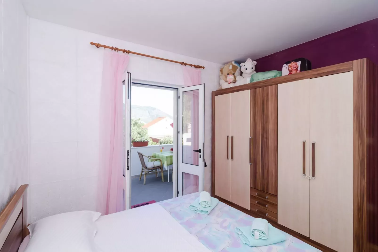Leo's Room - Double Room with Balcony and Sea View-Bedroom