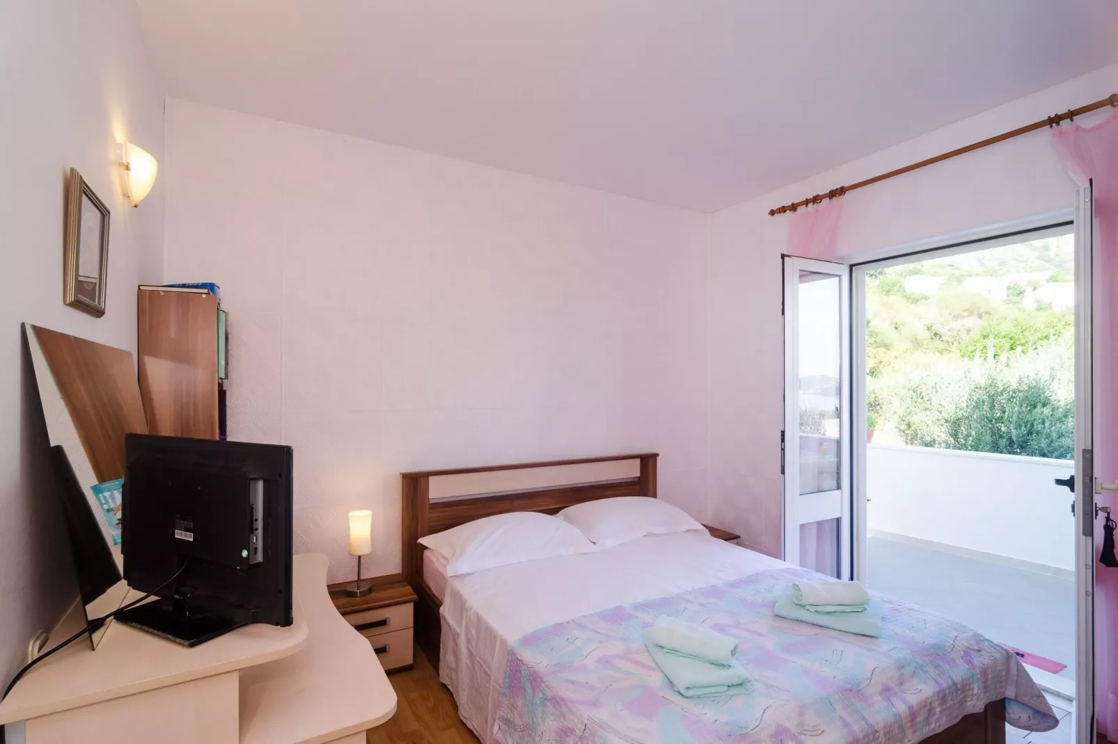 Leo's Room - Double Room with Balcony and Sea View-Bedroom