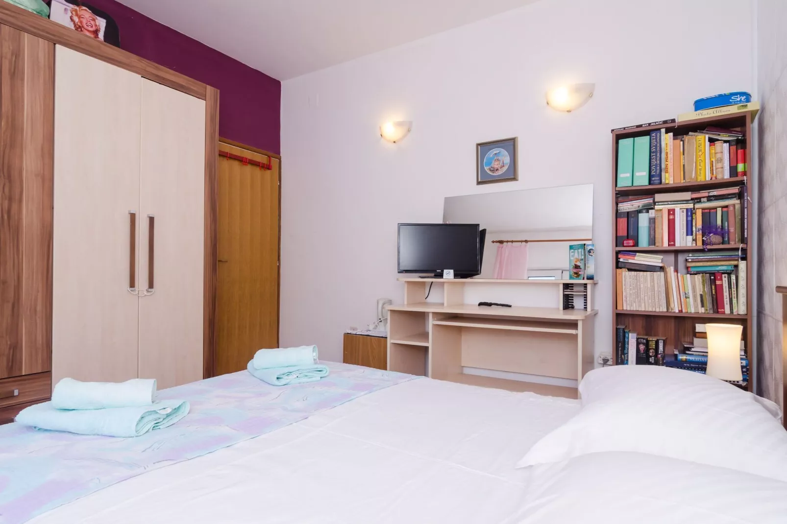 Leo's Room - Double Room with Balcony and Sea View-Bedroom