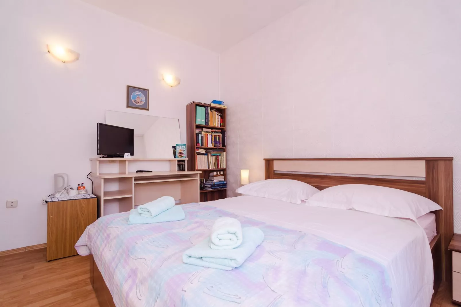 Leo's Room - Double Room with Balcony and Sea View-Bedroom