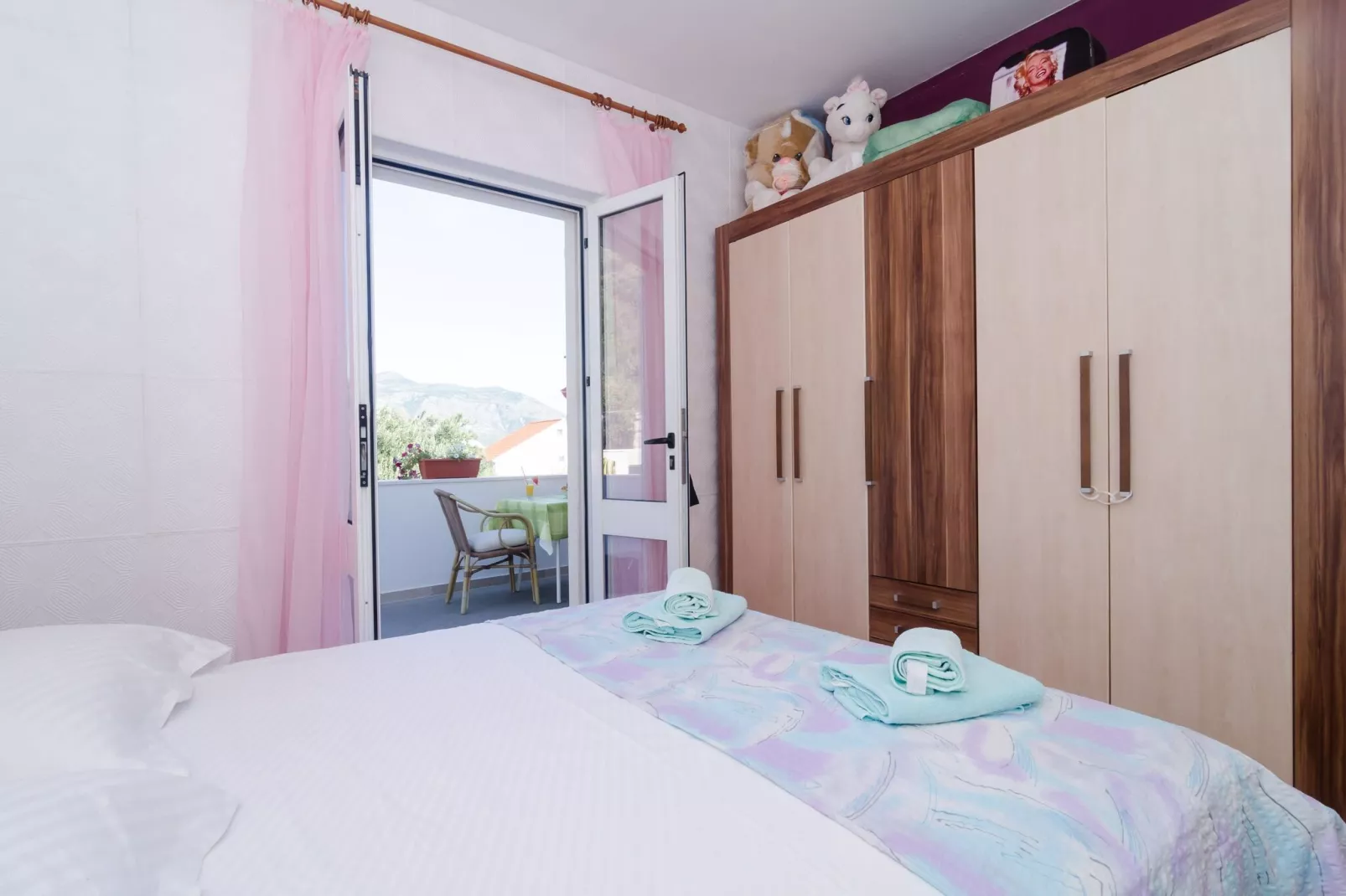 Leo's Room - Double Room with Balcony and Sea View-Bedroom