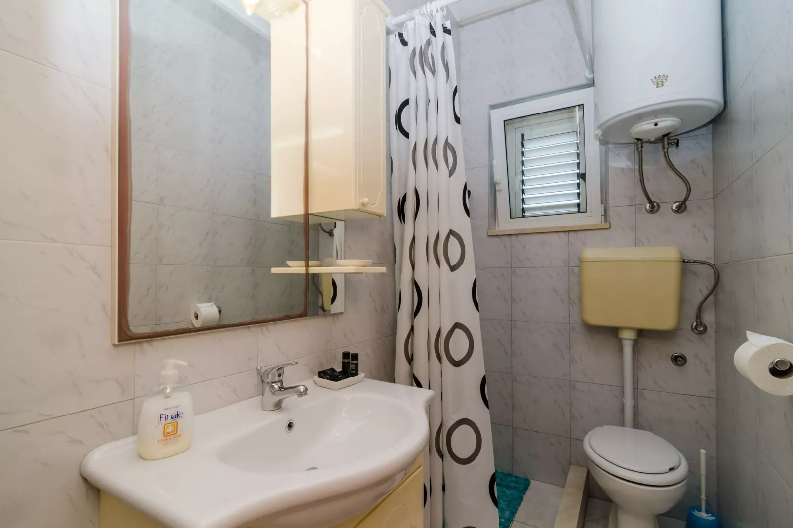 Leo's Room - Double Room with Balcony and Sea View-Bathroom