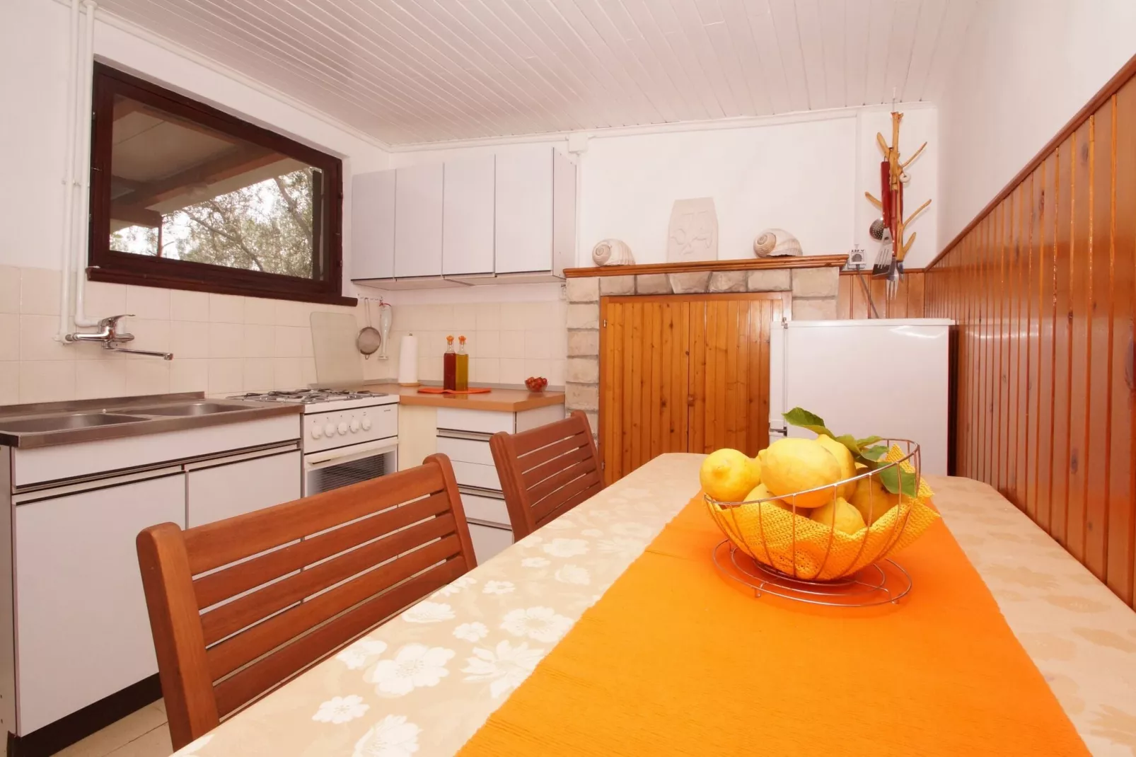 Vacation House Planika - Two Bedroom Holiday Home with Terrace and Sea View-Esszimmer