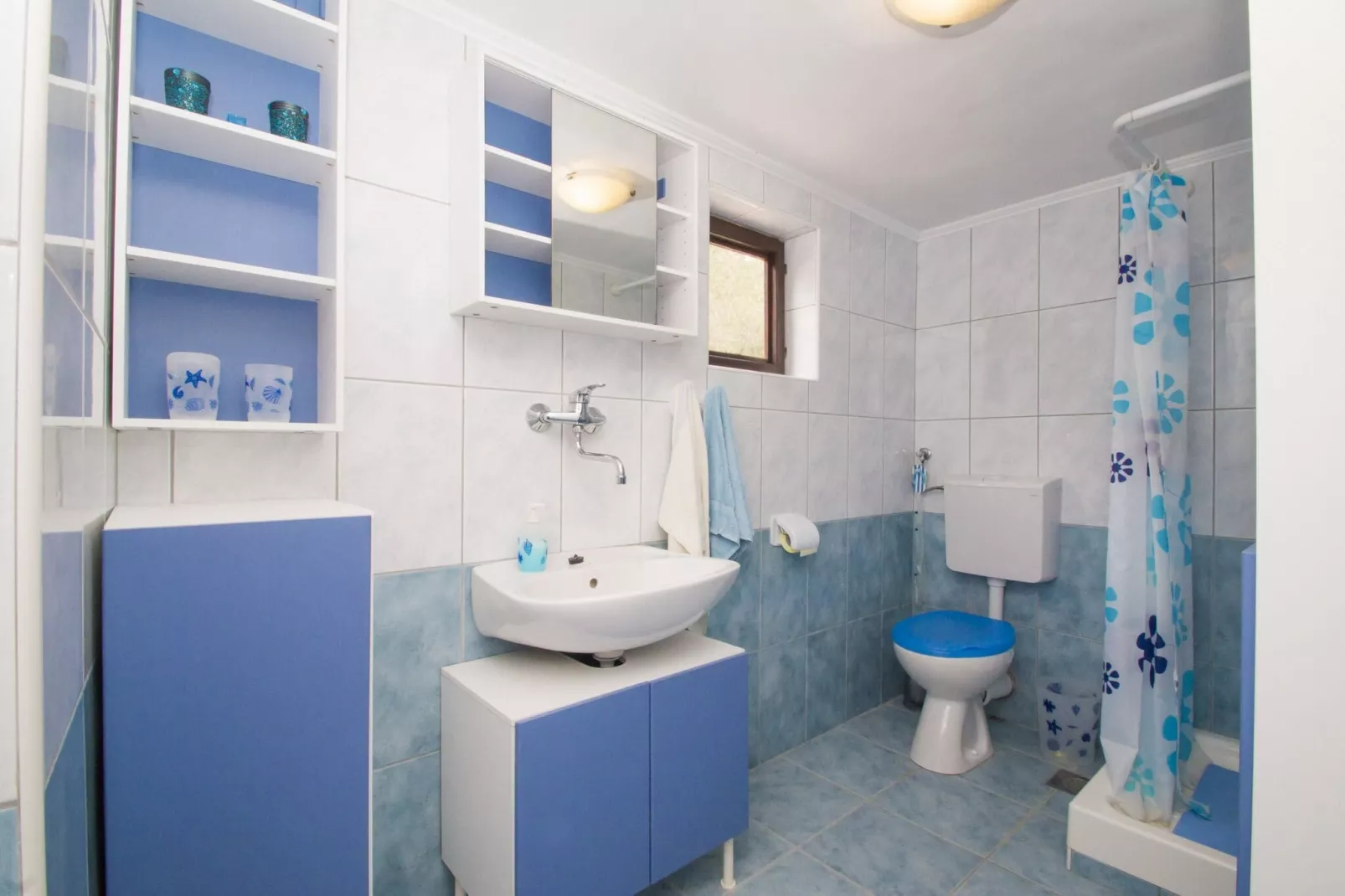Vacation House Planika - Two Bedroom Holiday Home with Terrace and Sea View-Badezimmer