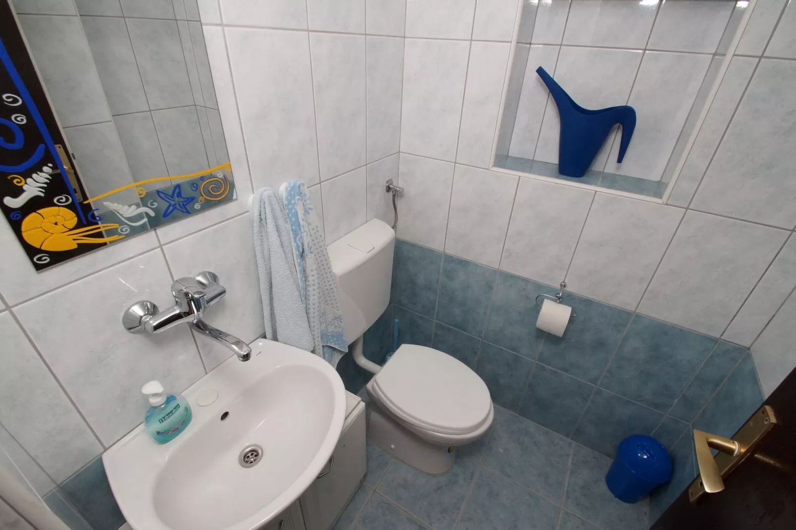 Vacation House Planika - Two Bedroom Holiday Home with Terrace and Sea View-Badezimmer