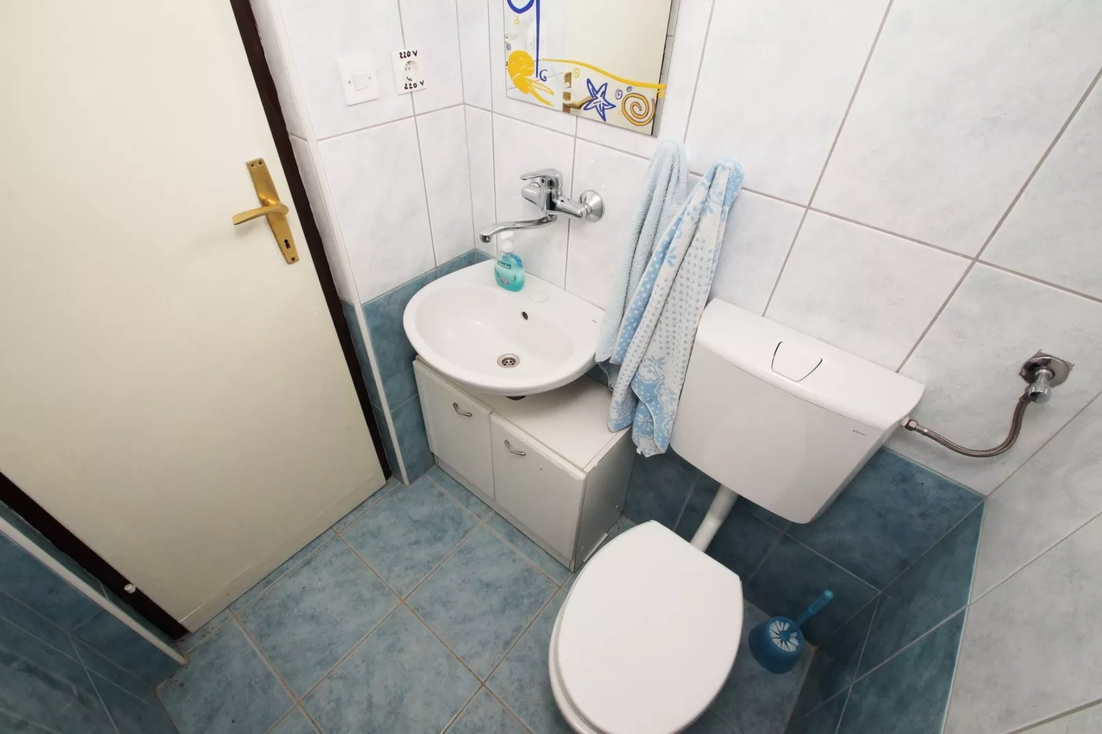 Vacation House Planika - Two Bedroom Holiday Home with Terrace and Sea View-Badezimmer