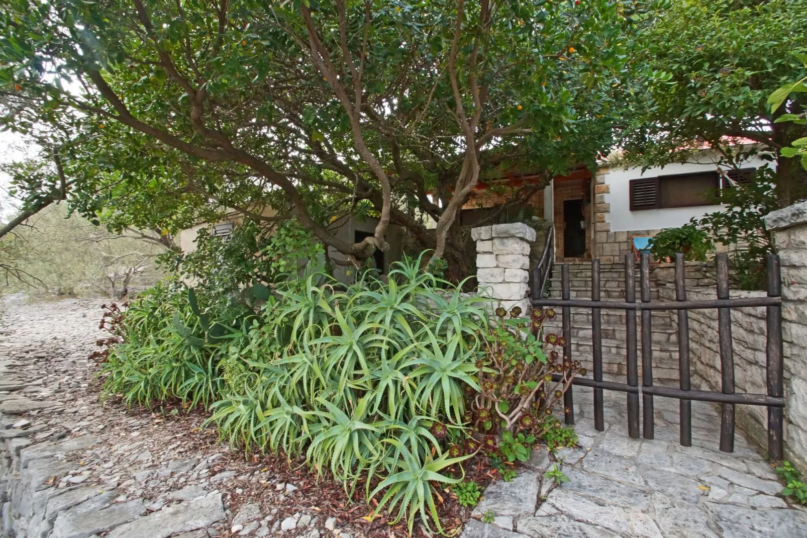 Vacation House Planika - Two Bedroom Holiday Home with Terrace and Sea View-Außenbereich