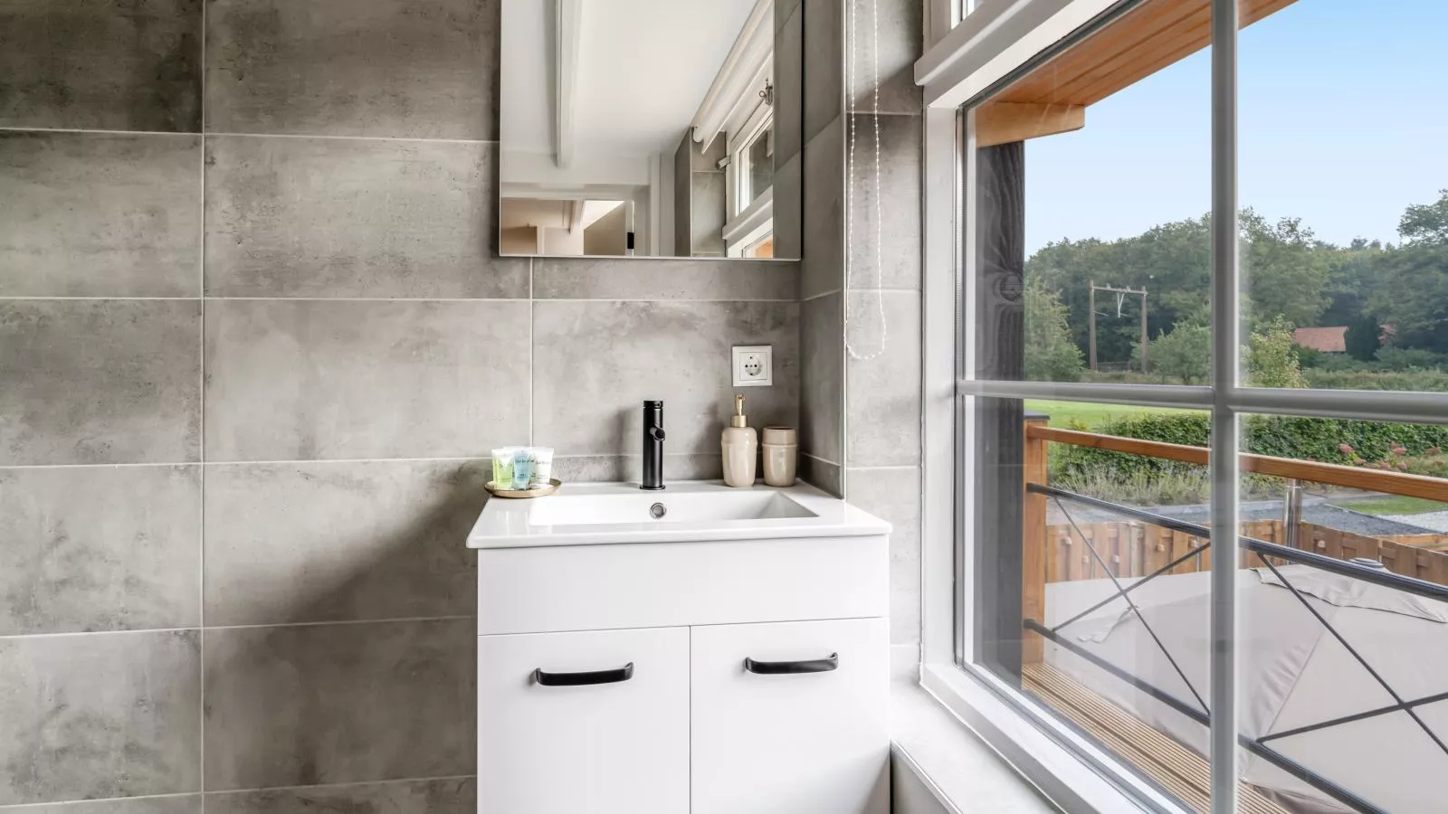 De Vale-Bathroom