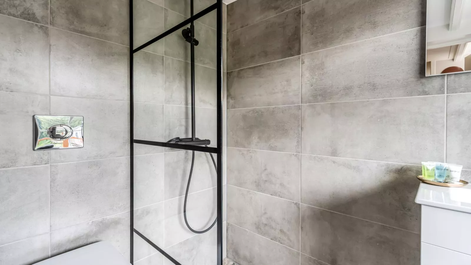 De Vale-Bathroom