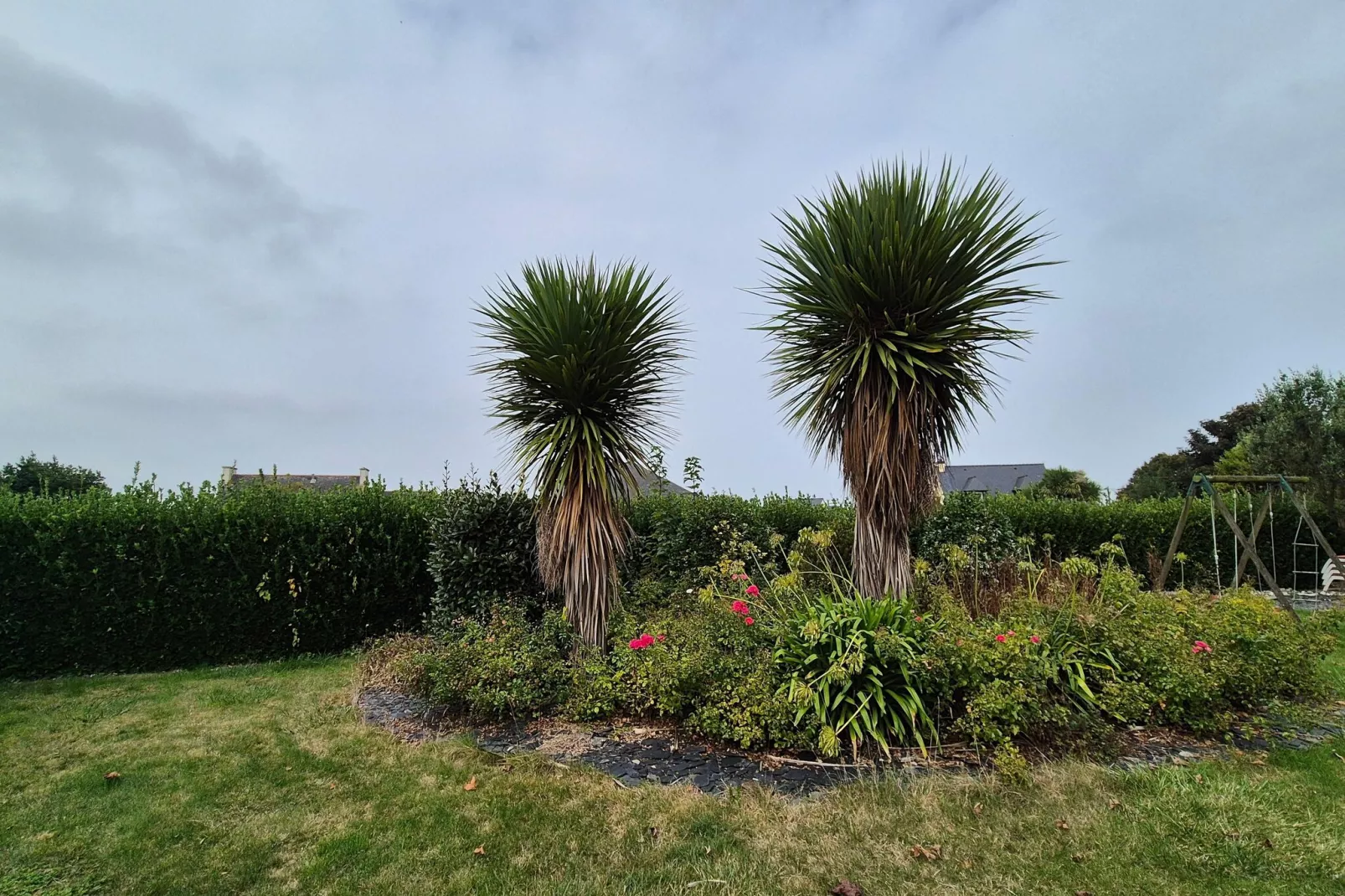 Maison de pêcheur Plougoulm-Gardens summer