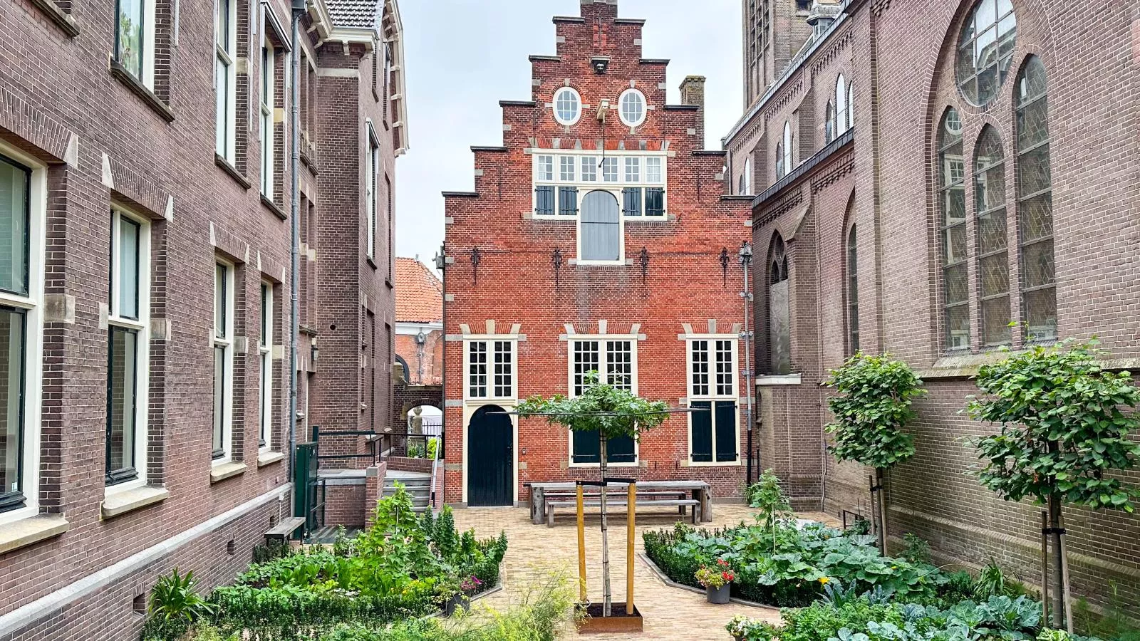 Klein Weeshuis-Exterior summer