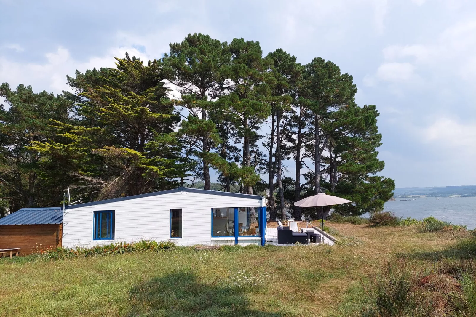 Ferienhaus vom Meer umgeben Hanvec-Exterior summer
