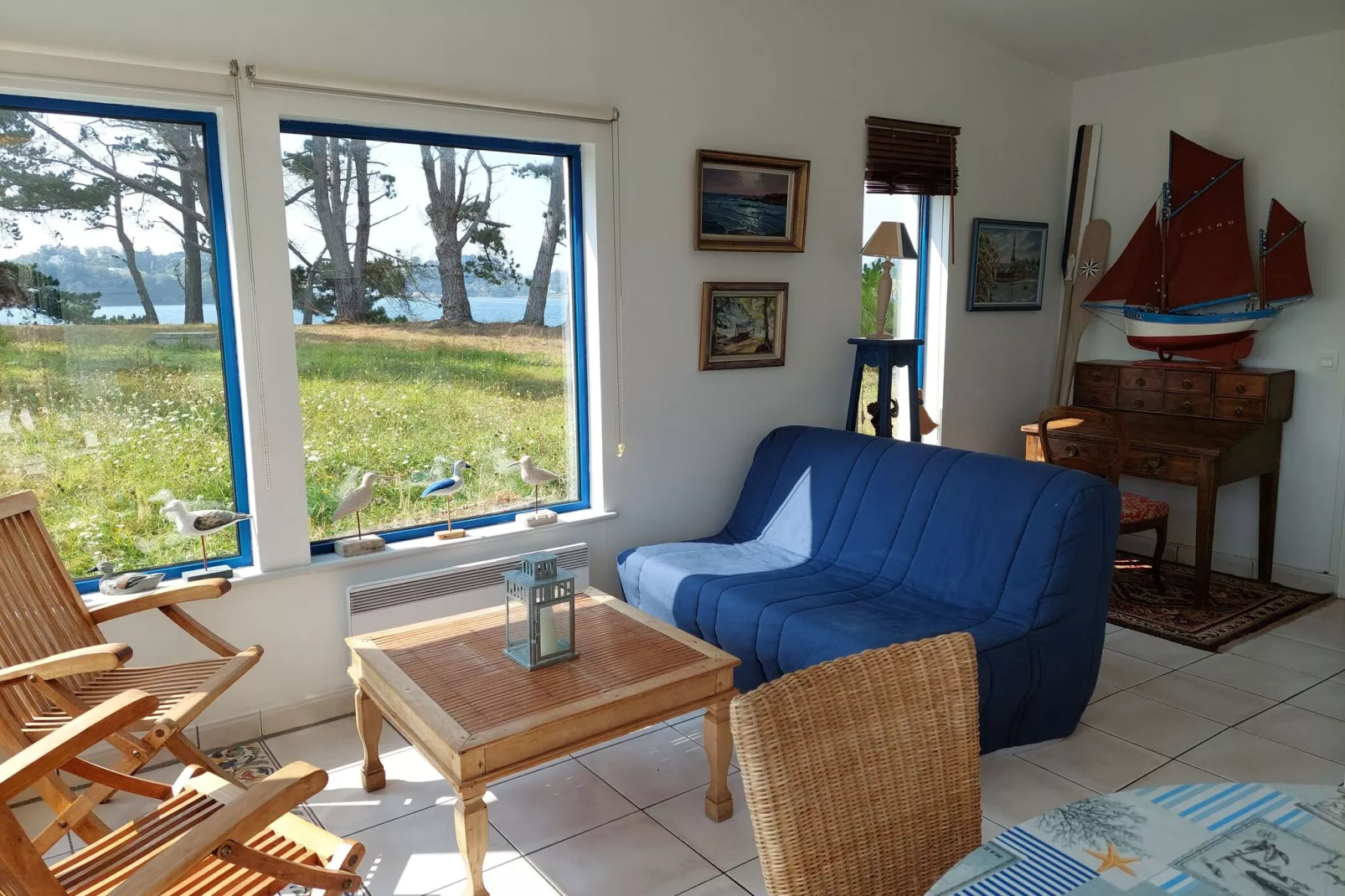 Ferienhaus vom Meer umgeben Hanvec-Living room