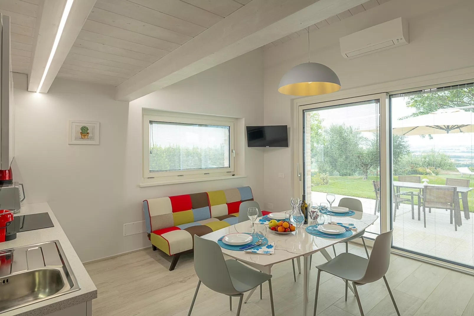 Infiniti Colli 4 pax-Living room