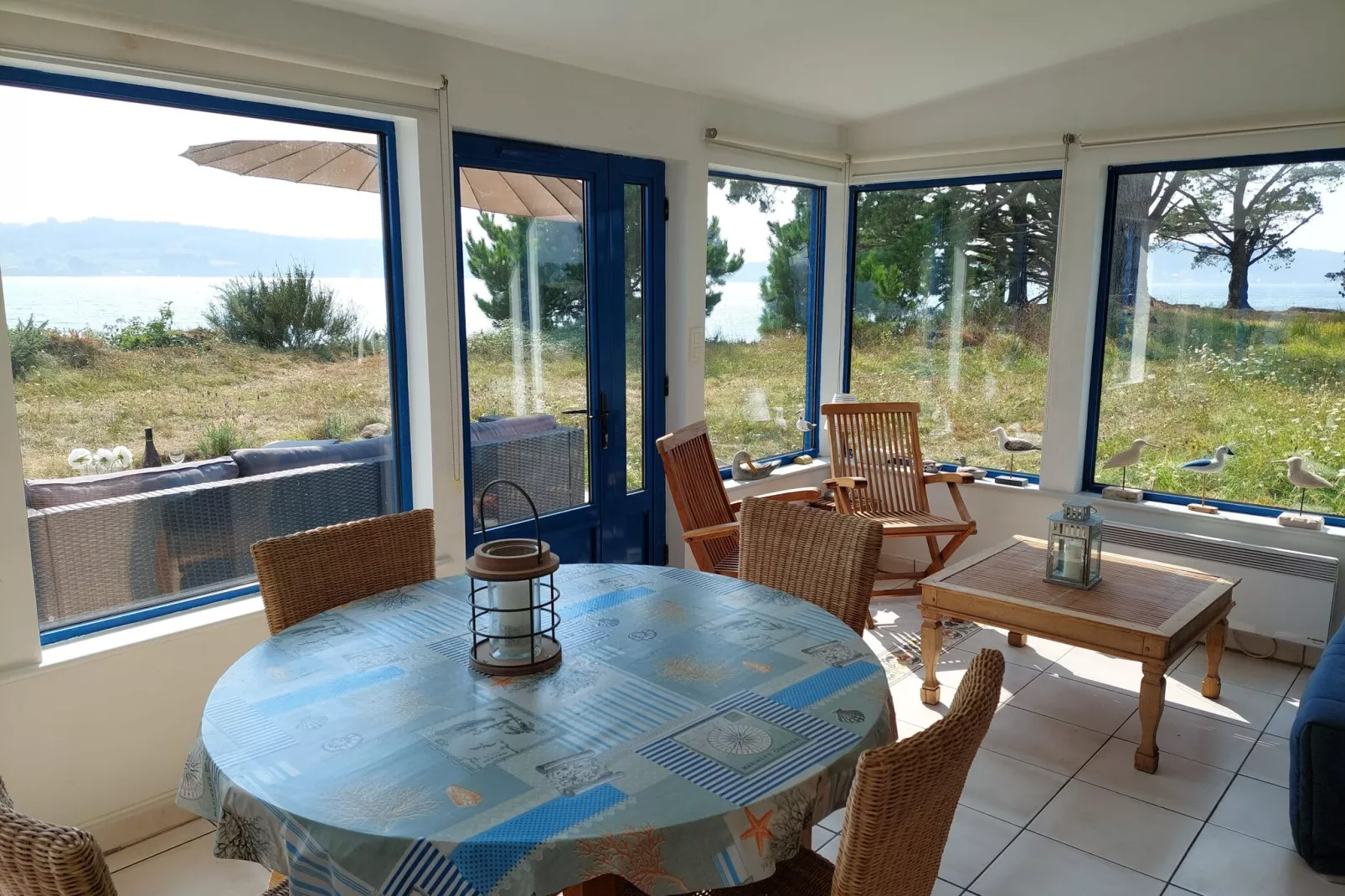 Ferienhaus vom Meer umgeben Hanvec-Living room