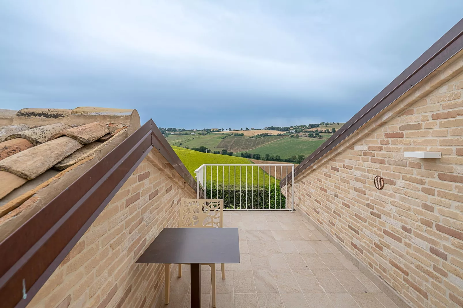 Infiniti Colli 4 pax-Terrace balcony