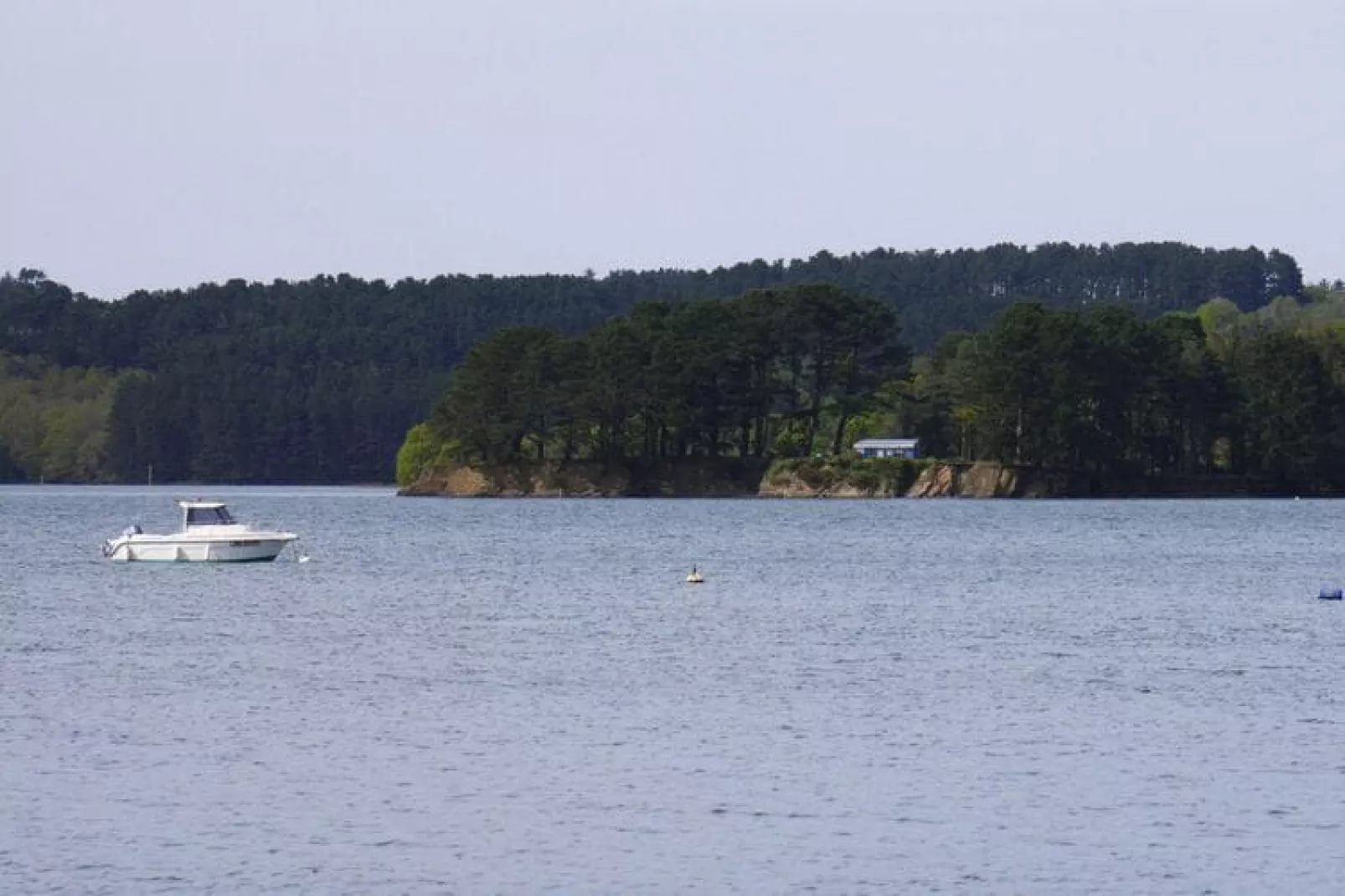 Ferienhaus vom Meer umgeben Hanvec-Areas summer 1km