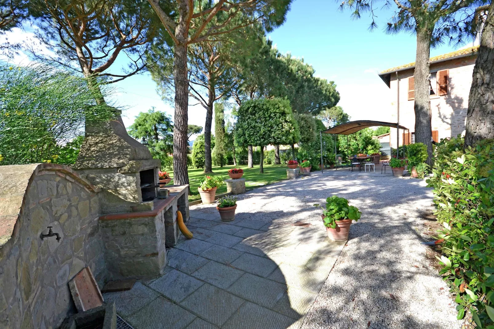 Villa i Pini Sette-Gardens summer