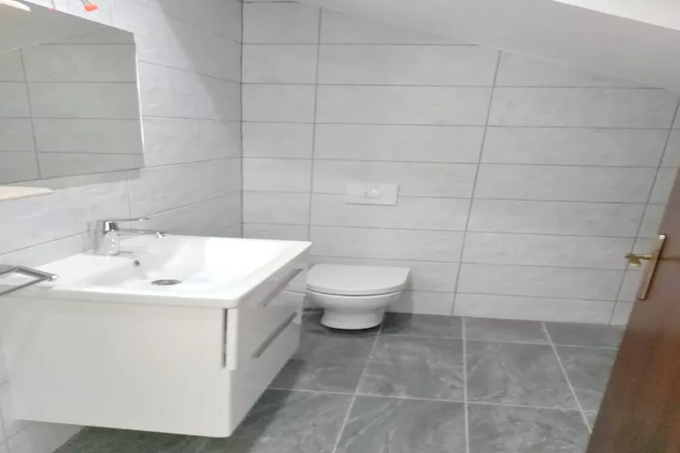 Apartments Bezek-Standard Two Bedroom Apartment with Terrace - potkrovlje-Salle de bain