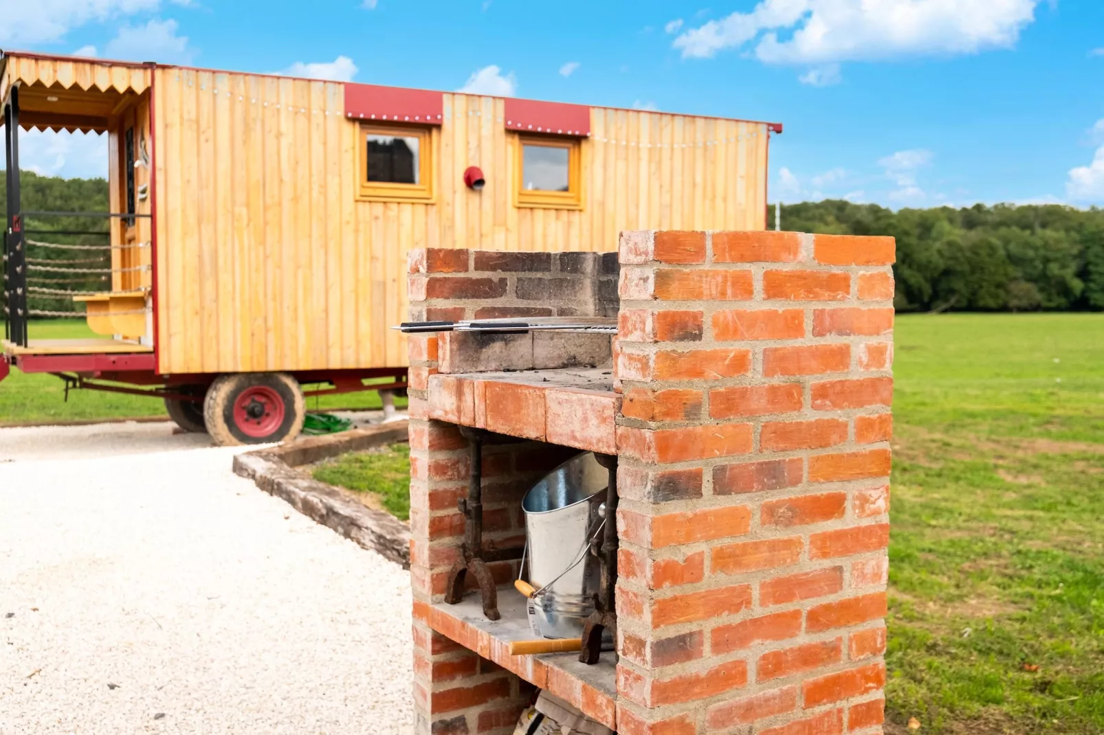 Maison typique et roulotte vue sur le château d'Hautefort-Facilities