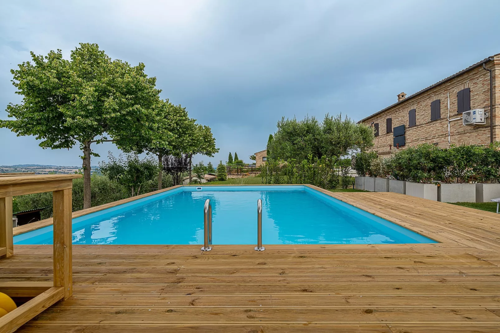 Infiniti Colli 6 pax-Pool