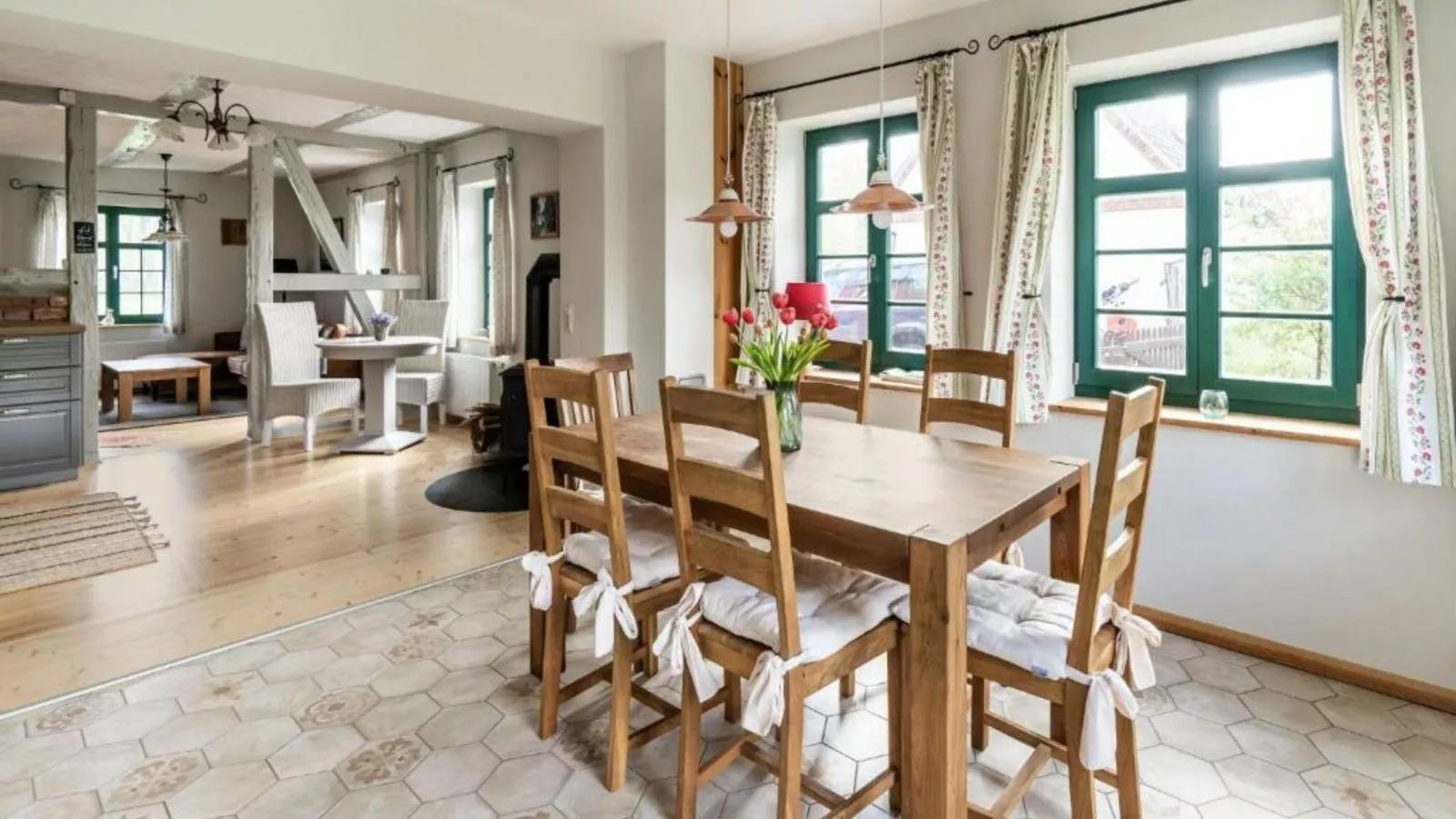 Alma-Dining room