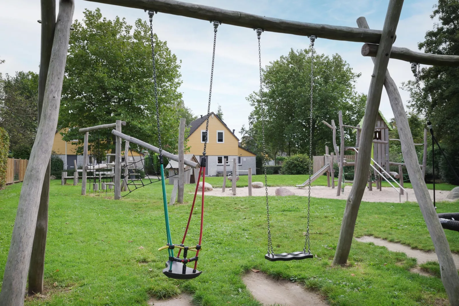 Villapark De Oesterbaai 8-Gardens in summer